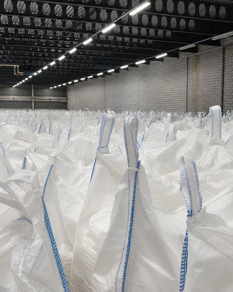 Lange Lagergasse mit aufgereihten Big Bags