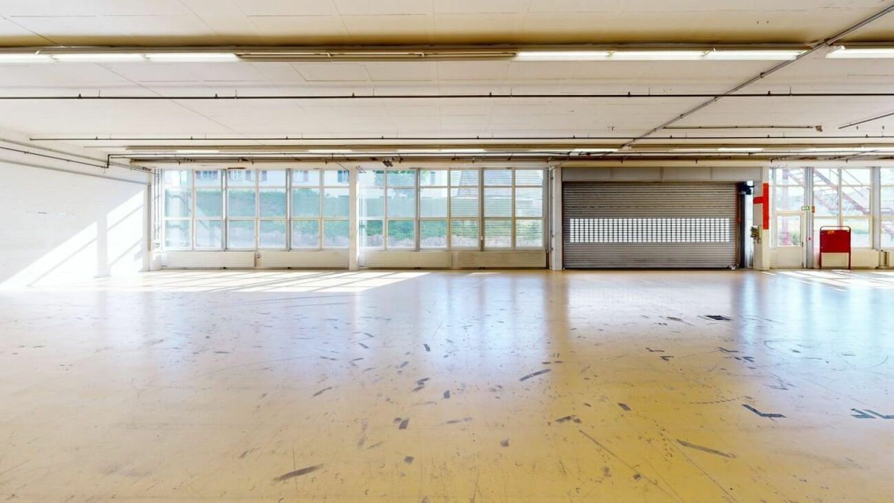 Rolltor und Fensterfront in der Lagerhalle Altstätten
